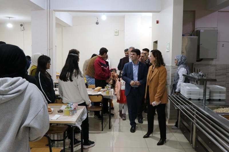 Kaymakamımız Emrah Uzun, Öğrencilerle İftarda Bir Araya Geldi.